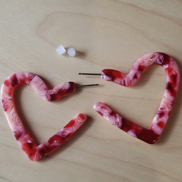 FASHION Heart Shaped Huggie Hoop Earrings NWOT - Picture 1 of 4